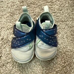 Nike Fly Ease Size 5C